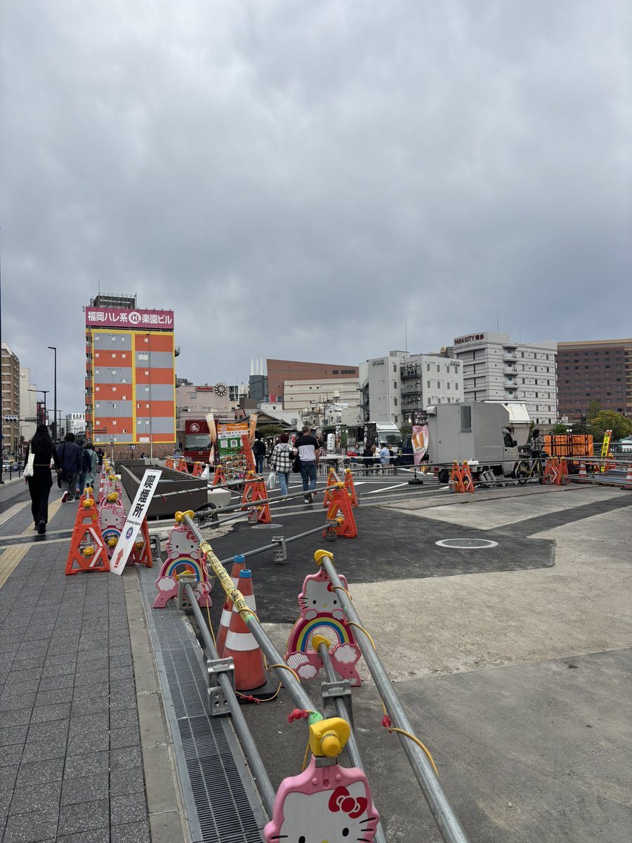 freshtime02's tweet photo. 中洲にキッチンカーが出せる
スペース��出来てました！！

時間帯かなー？
お客さんはまばら。
#中洲
#キッチンカー https://t.co/hrb22t0uFv