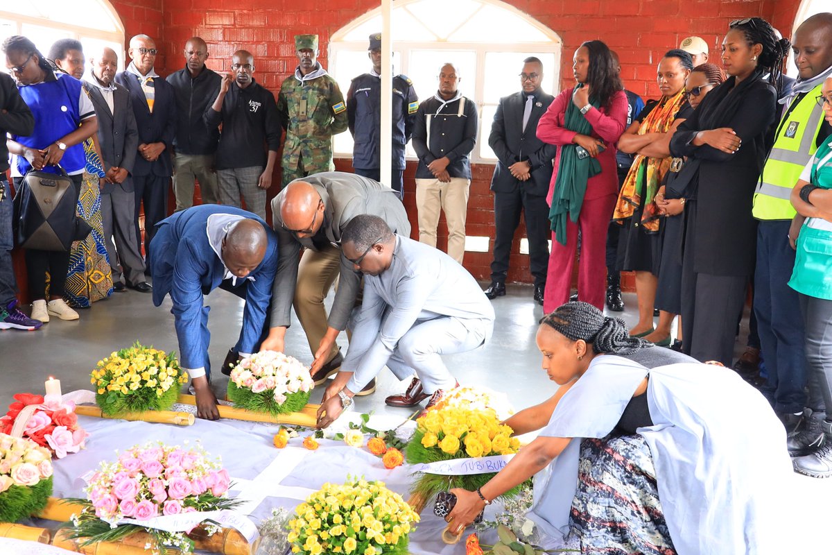 Nyarugenge's tweet photo. #Kwibuka31 mu murenge wa Mageragere: bibanjirijwe no kunamira Abazize Jenoside yakorewe Abatutsi baruhukiye mu rwibutso rwa Butamwa. Ni igikorwa cyitabiriwe na Hon. @ICYITEGETSEVEN1, Umuyobozi Nshingwabikorwa w'Akarere @AlexisIngangare, Abagize Inzego z'Umutekano n'abandi https://t.co/fpHJiiay2q