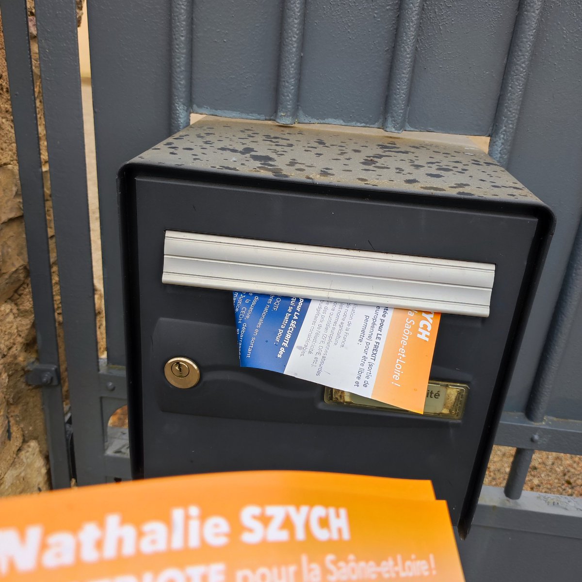 Patriotes71's tweet photo. .@SZYCH1 avec Claude et Frédéric sous une petite pluie !
Législatives partielles 18/25 mai circo 05 71 
@_LesPatriotes https://t.co/XHWF9fH5sb
