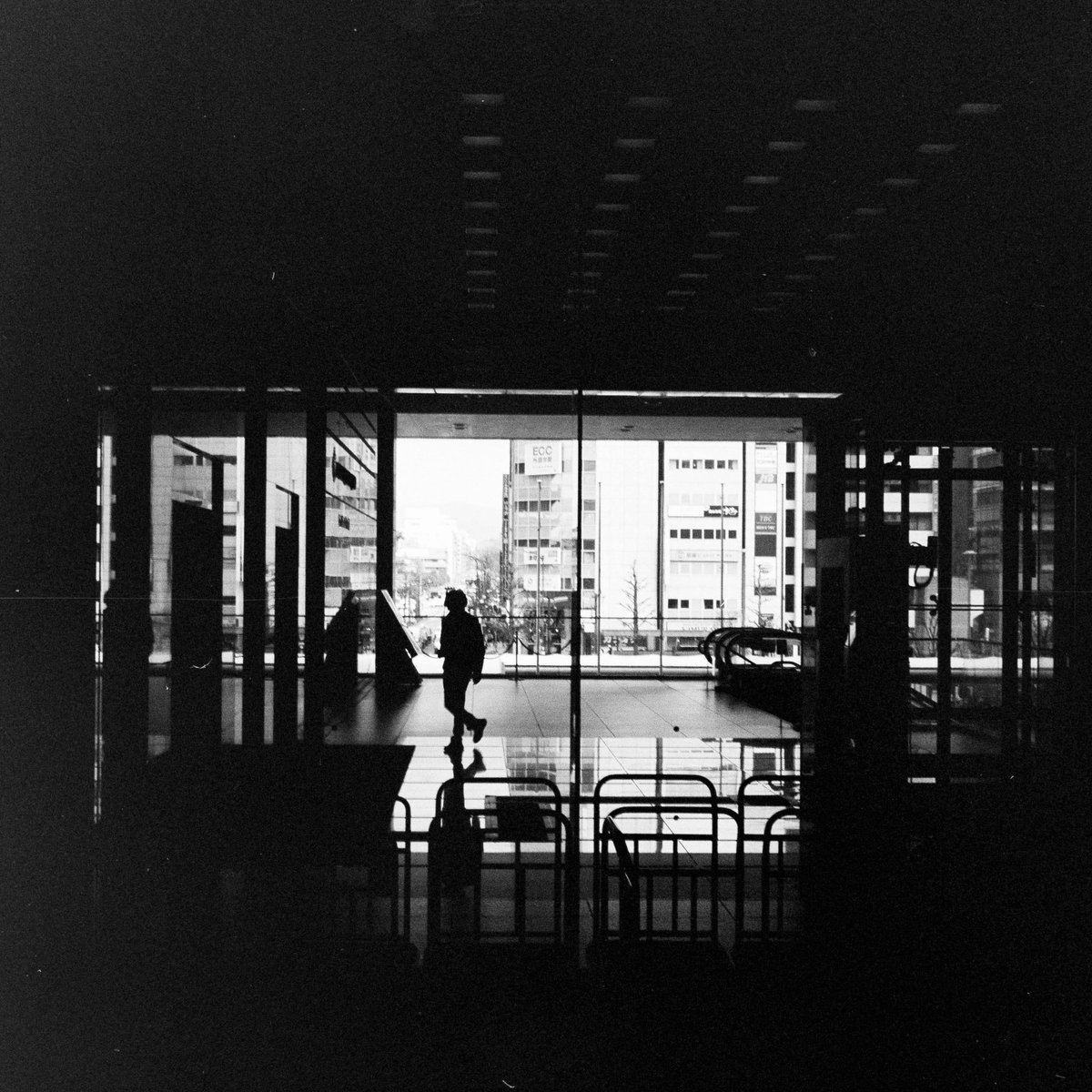 shigeclass's tweet photo. 京都駅ビル
Car Zeiss Jena Taxona Tessar 3.5/37.5
Marix 100
#filmphotography 
#blackandwhitephotography 
#marixfilm #squareformat https://t.co/i3QG5g1Ay8