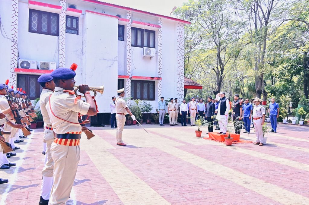 GiridihDc's tweet photo. माननीय राज्यपाल, झारखण्ड श्री संतोष कुमार गंगवार के गिरिडीह जिला आगमन पर पुष्पगुच्छ देकर उनका स्वागत किया। साथ ही परिसदन भवन में जिला प्रशासन द्वारा माननीय राज्यपाल को गॉर्ड ऑफ ऑनर दिया गया।
@jhar_governor
@JharkhandCMO https://t.co/GKXmDujtwe