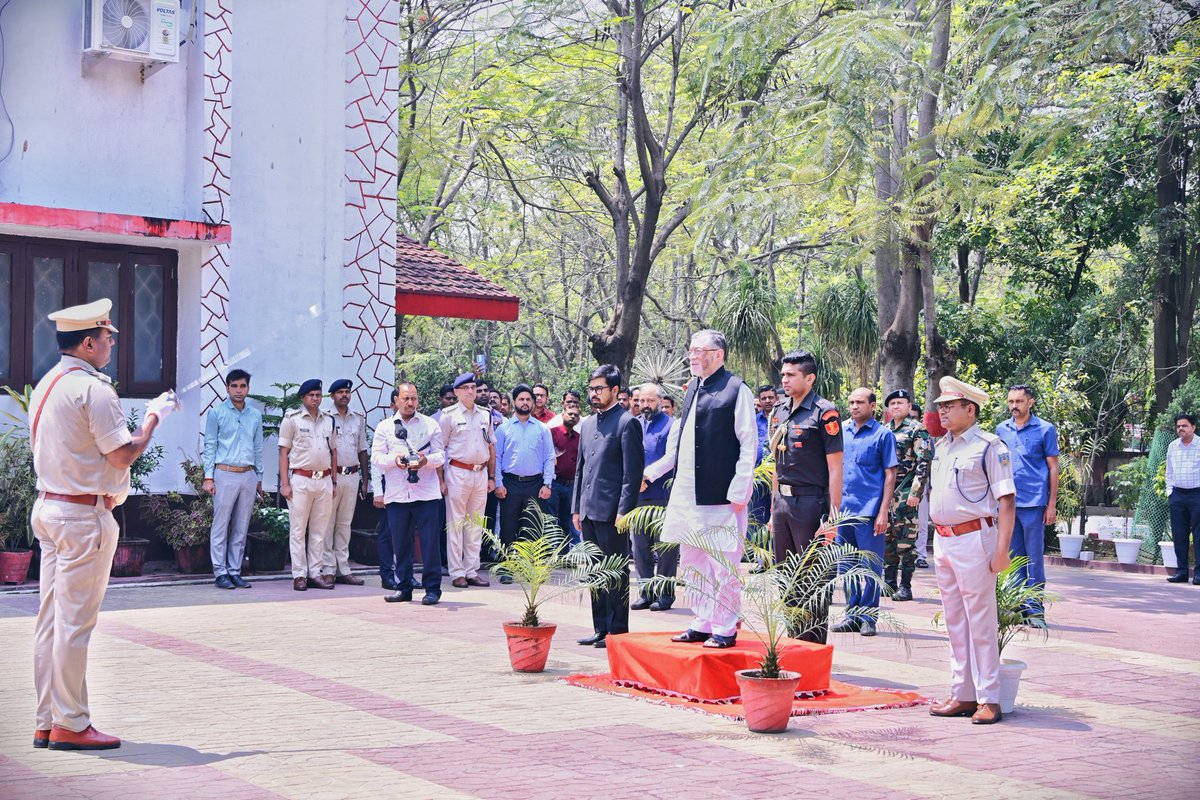 माननीय राज्यपाल, झारखण्ड श्री संतोष कुमार गंगवार के गिरिडीह जिला आगमन पर पुष्पगुच्छ देकर उनका स्वागत किया। साथ ही परिसदन भवन में जिला प्रशासन द्वारा माननीय राज्यपाल को गॉर्ड ऑफ ऑनर दिया गया।
<a href="/jhar_governor/">Governor of Jharkhand</a>
<a href="/JharkhandCMO/">Office of Chief Minister, Jharkhand</a>