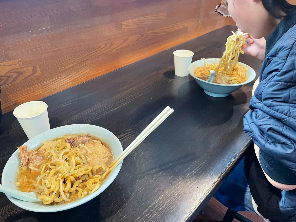 nirao2563's tweet photo. 「夢を語れ長岡」
2回目の来訪　18:00頃ほぼ待ちなし
ミニラーメン200g 1050円
豚マシ　350円
ニンニクあり
ヤサイマシ
アブラマシ

娘（中1）が二郎系をお店で初体験
残すと悪いのでミニラーメンをチョイス。
娘は150g
豚だけちょっと残していたので私が援護し完食。
ご馳走様でした！
#夢を語れ https://t.co/GdwidllkqQ