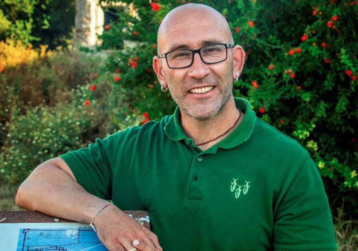 Agustín Conejo, alcalde de Zahara de los Atunes (Cádiz), fue detenido ayer al intentar impedir la instalación de una plaza de toros portátil. Ordenó al operario parar la máquina, puesto que estaba moviendo tierra sin licencia.

Ha sido puesto en libertad tras 12 horas arrestado.