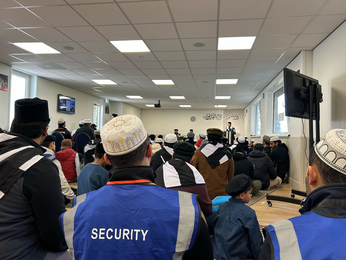 AhmadiJongeren's tweet photo. 🕌 De Regionale Khuddam Ijtema Regio Mahmood 2025 is begonnen!
Een dag vol broederschap, kennis en spirituele groei staat voor de deur. ✨
Volg deze collectie om alle updates en momenten van vandaag te zien!
#RegioMahmood #Ijtema2025 #BaitulMahmood https://t.co/MoV83fEGWL