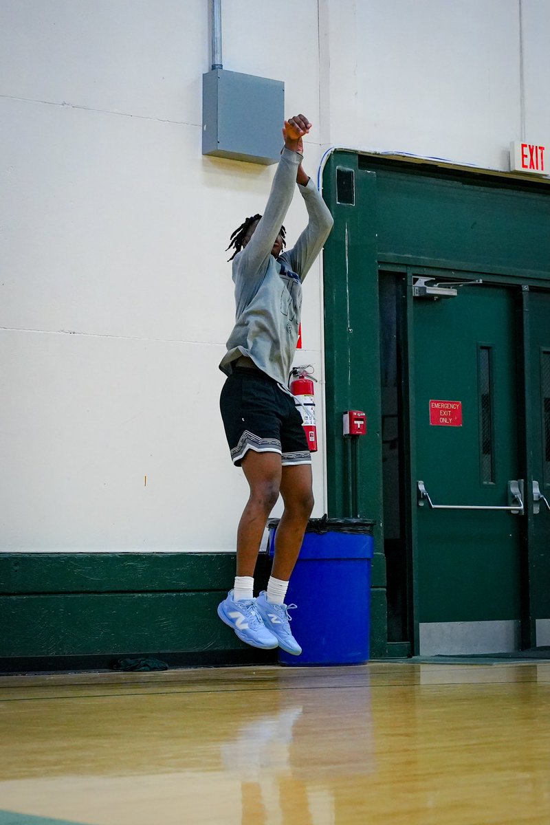 DarronWard2's tweet photo. Had some great skill work with this week !!! @sbill30 #UHoops https://t.co/8db3IgHkXF