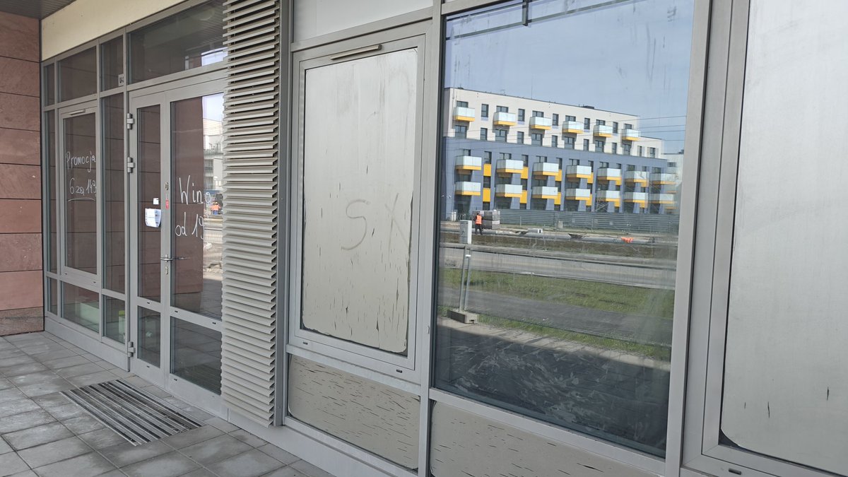 Warszawa, Wilanów, Al. Rzeczypospolitej. Nie ma gdzie zaparkować. Na odcinku 40 metrów trzy opuszczone lokale użytkowe.

Tak rządzi Rafalala Trzaskowski.