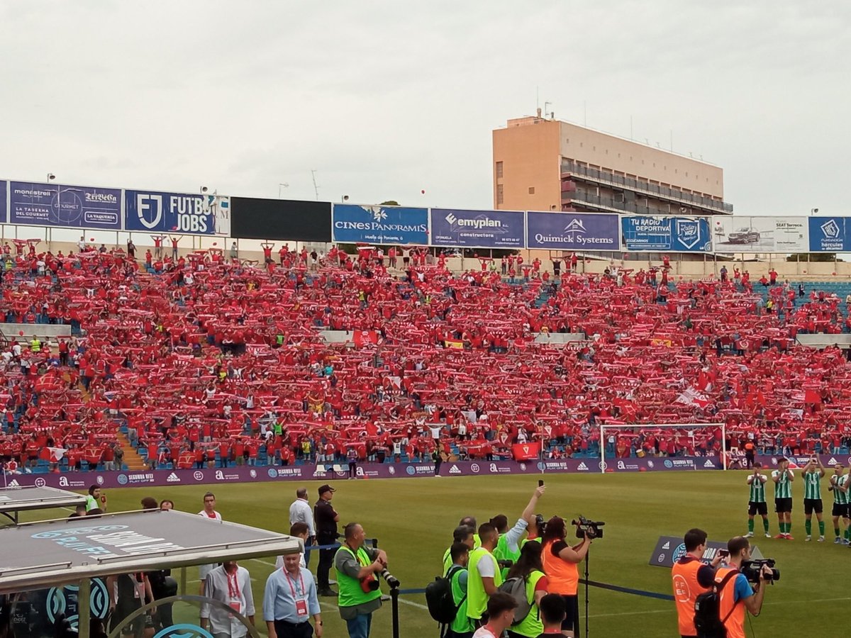 RealMurcianismo's tweet photo. HOY ES UN DÍA ESPECIAL, HOY JUEGA EL REAL MURCIA.

Por los que ya no están.
Por los que siguen.
Por los que han vuelto.
Por los que se fueron.
Por la afición.
Por el escudo.
Por los años en el barro.
Por los fracasos.
Por las dificultades.
Por las injusticias.

ES EL MOMENTO❤️🤍 https://t.co/8j5zWEgRZq