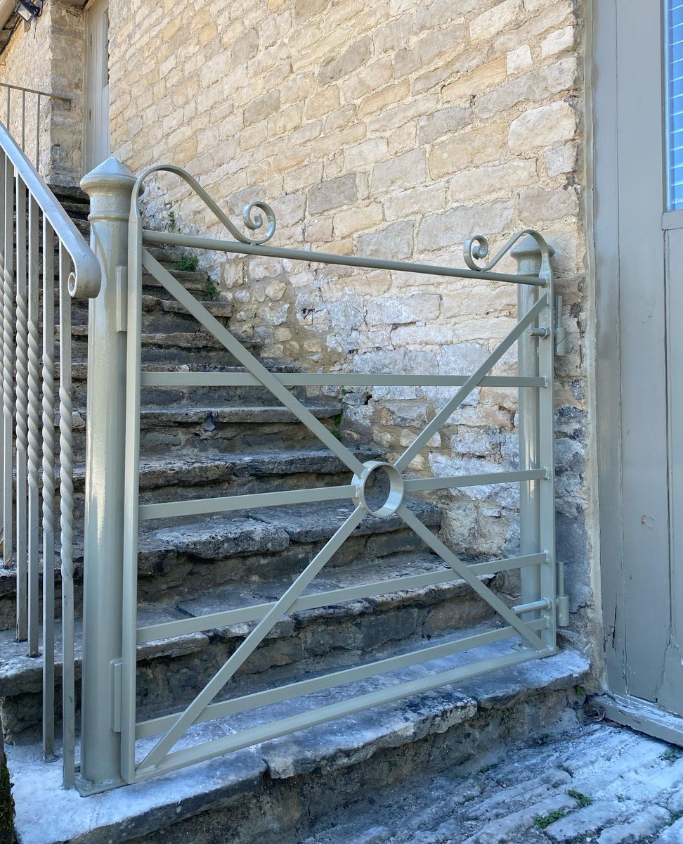 ttc_ironwork's tweet image. Our recent Quadrant gate installation at this wedding venue is self closing. 

Handmade by our team to the required size and finished in lizard green to match the colour used at the venue. 

#gate
#steelgate
#weddingvenue
#handmade
#installation
#thetraditionalco