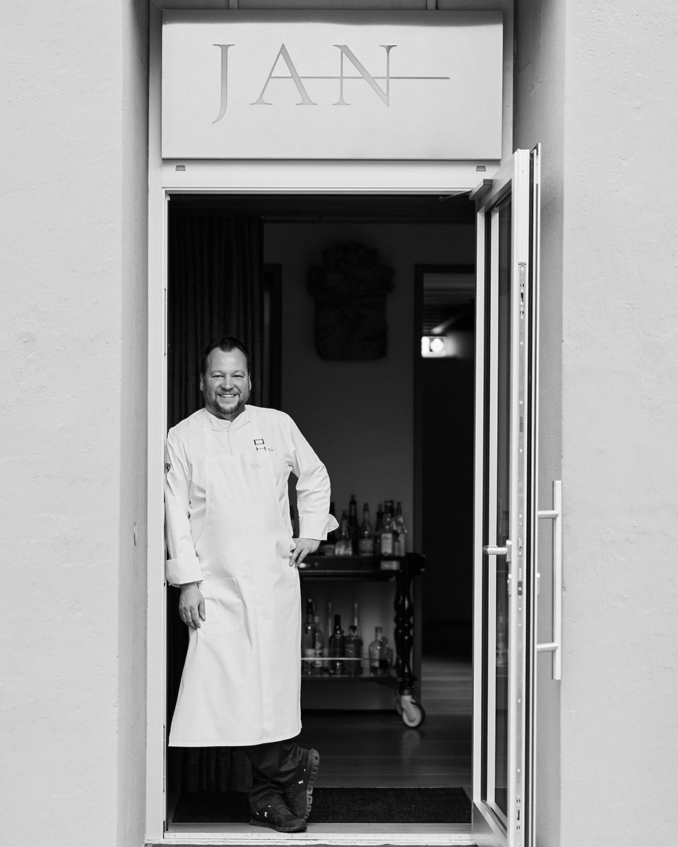 DataiLangkawi's tweet photo. Renowned for his precision and flair, 3-Michelin-starred Chef Jan Hartwig brings his signature finesse to our rainforest haven for a special tasting menu at The Dining Room on 18 and 19 April.
 
#TheDataiLangkawi #DiscoverDatai #TheChefSeries https://t.co/5NlCqUZ1DP