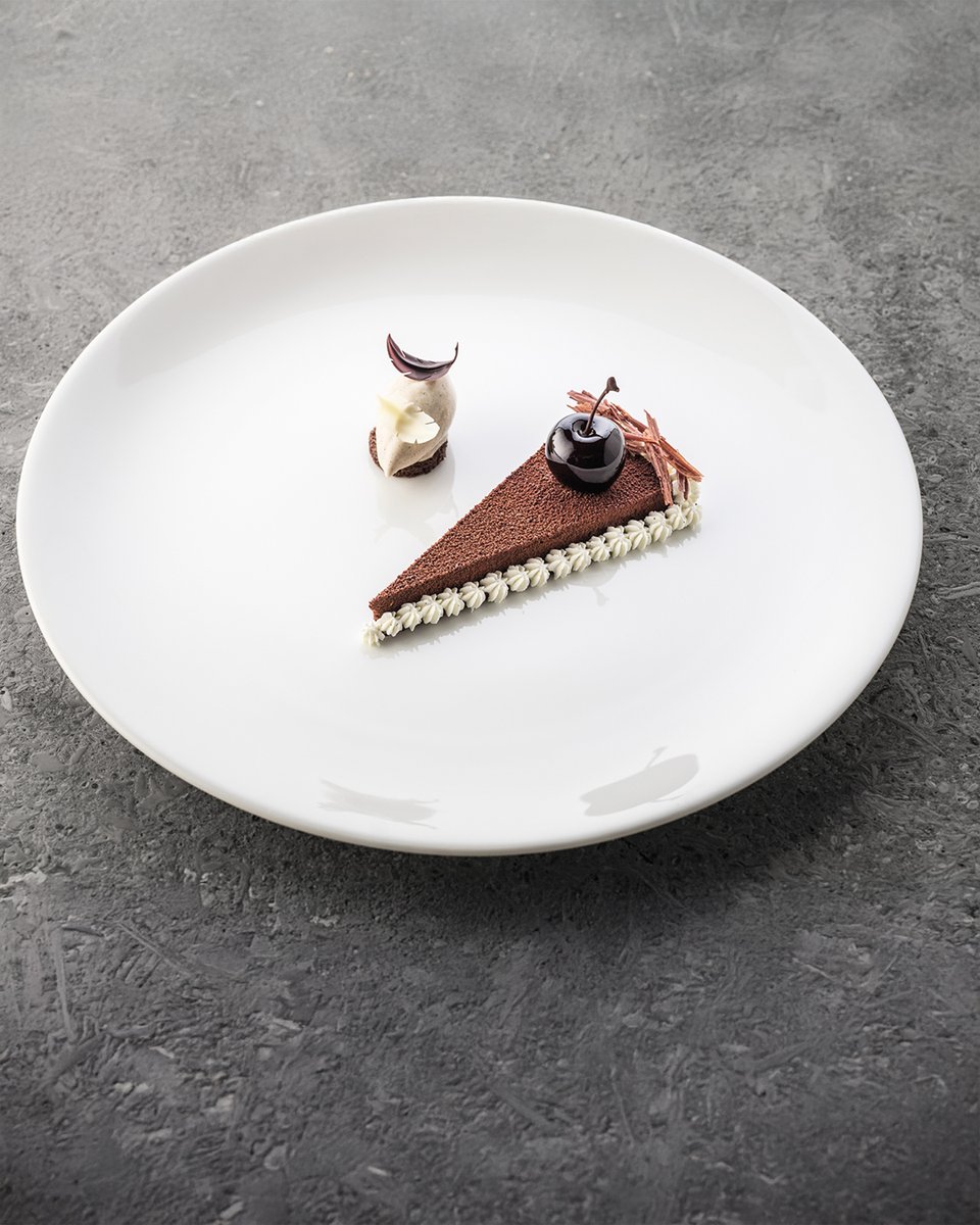 DataiLangkawi's tweet photo. Renowned for his precision and flair, 3-Michelin-starred Chef Jan Hartwig brings his signature finesse to our rainforest haven for a special tasting menu at The Dining Room on 18 and 19 April.
 
#TheDataiLangkawi #DiscoverDatai #TheChefSeries https://t.co/5NlCqUZ1DP