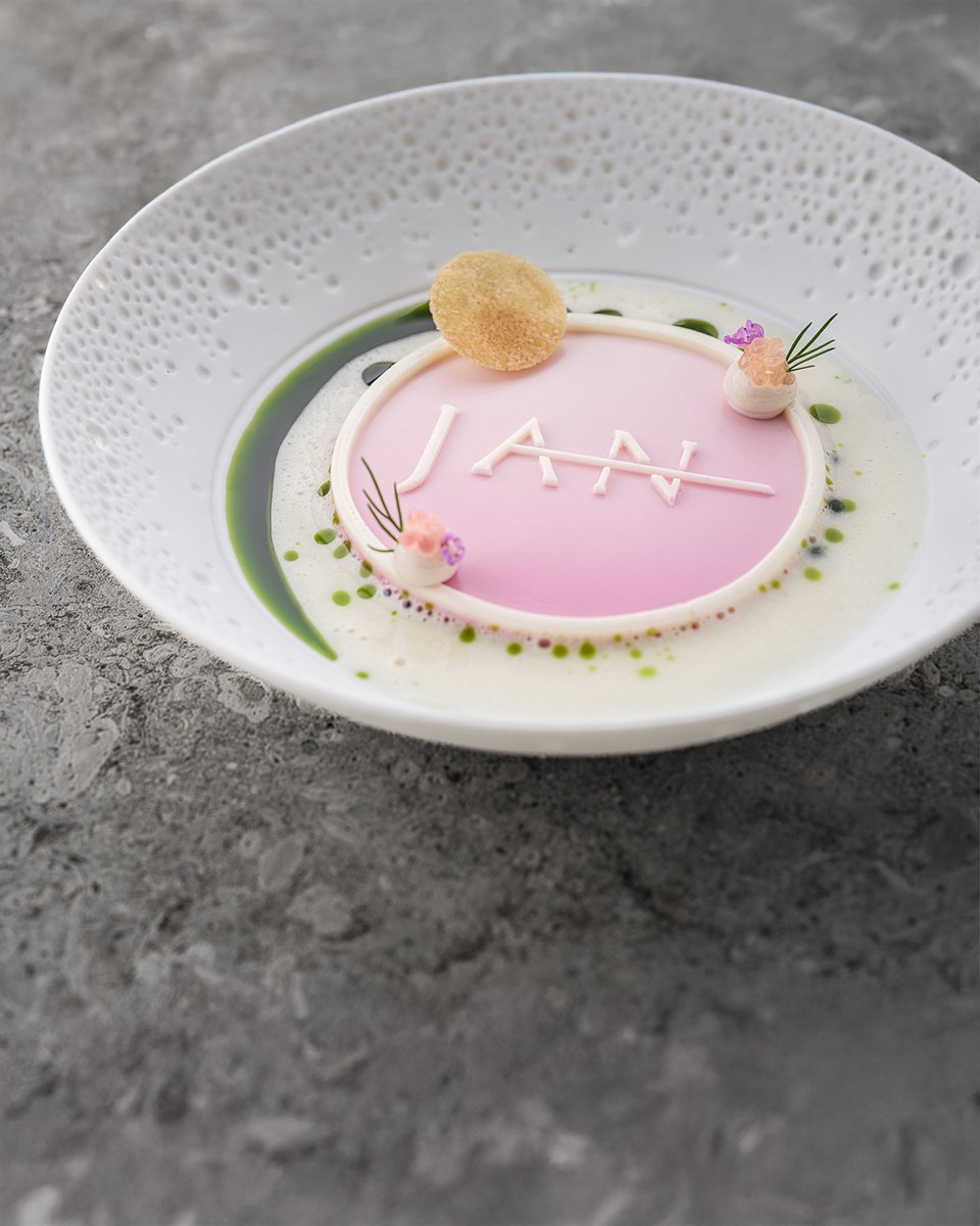 DataiLangkawi's tweet photo. Renowned for his precision and flair, 3-Michelin-starred Chef Jan Hartwig brings his signature finesse to our rainforest haven for a special tasting menu at The Dining Room on 18 and 19 April.
 
#TheDataiLangkawi #DiscoverDatai #TheChefSeries https://t.co/5NlCqUZ1DP