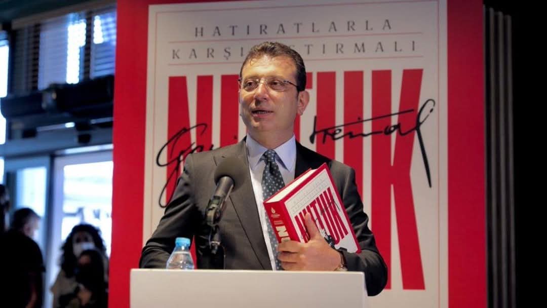 NUTKUM tutuldu
💢Millete ait yeşil alanları İŞGAL ETMİŞ
💢HAYALİ İHALE'yle yetimlerin parasını yemiş
💢KAÇAK İNŞAAT yapılaşmasıyla kurnazlık yapmış
💢Halkın parasını para kuleleriyle TALAN ETMİŞ
Hala UTANMADAN Bana bakan Mustafa Kemal Atatürk'ü görür diyor. SİZ NE GÖRÜYORSUNUZ?