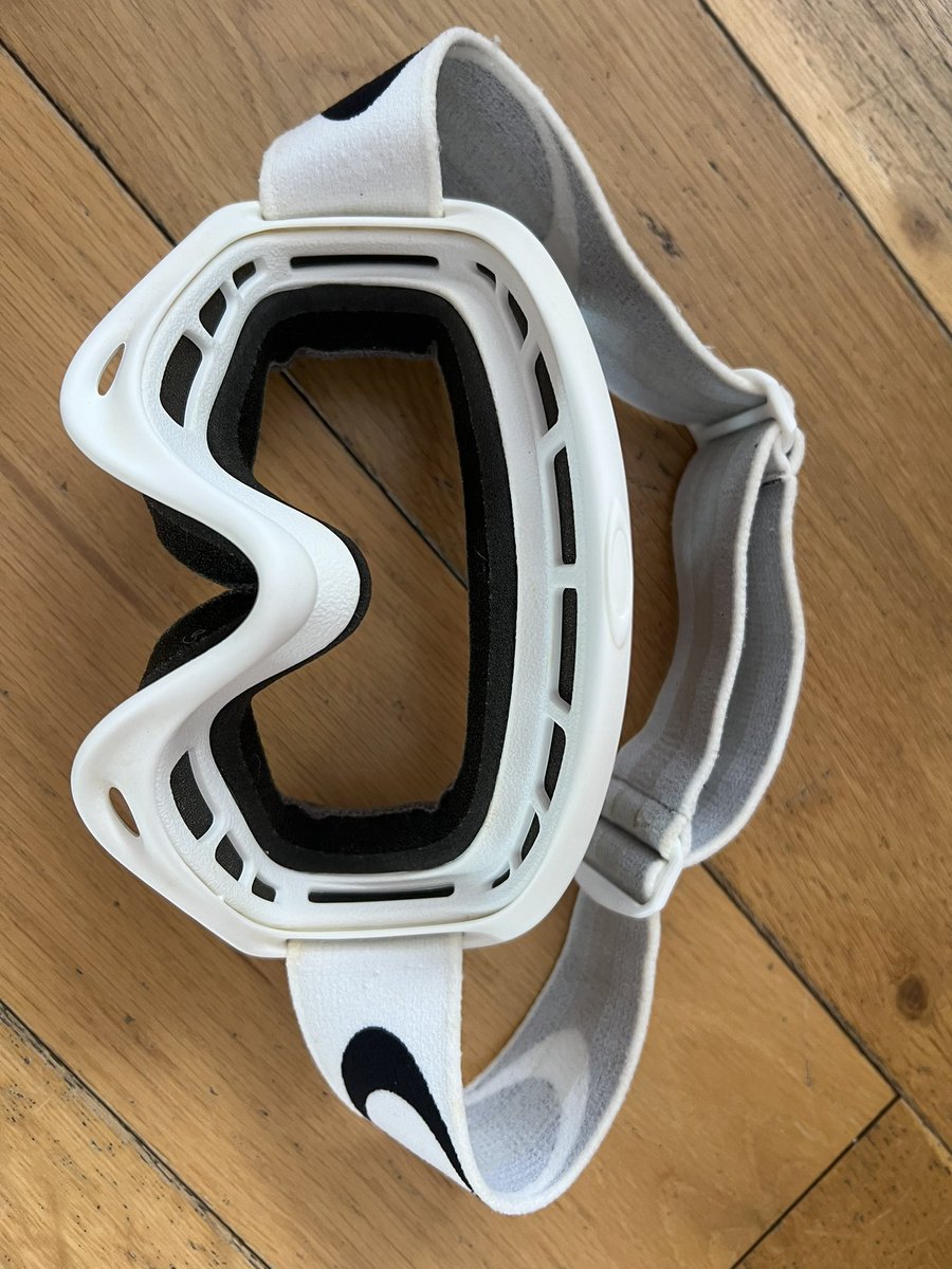 Ben_Cooksey's tweet photo. @oakley trying to get new lenses for my circa 2009 Oakley O Frame goggles, there are no model numbers on the frames to help me get the right ones, can you point me in the right direction? https://t.co/BxBlz9KoNu
