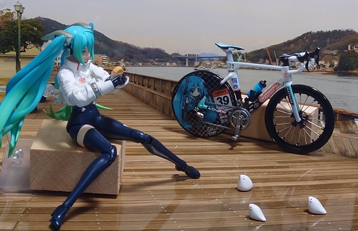 Fuku_Pla's tweet photo. サイクリングしまなみ

メインはカーボン塗装とデカール貼りを頑張ったロードバイク

ミクさんも表情とグラデーション塗装に力を入れました

背景は一眼レフで尾道で撮影

手作りパテ鳥が気にいってます

#エディオングッスマコンテスト
#レーシングミク2022
#モデロイド
#プラマックス
#プラモデル https://t.co/xahUBBClVA