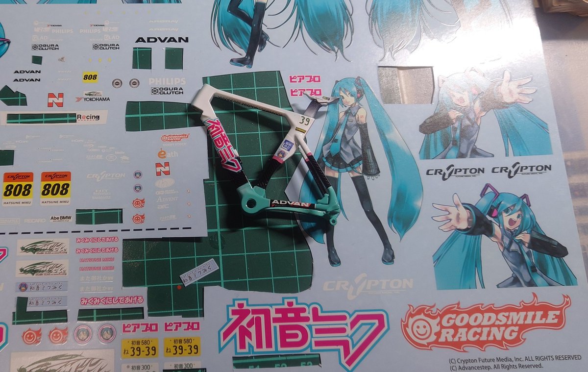 Fuku_Pla's tweet photo. サイクリングしまなみ

メインはカーボン塗装とデカール貼りを頑張ったロードバイク

ミクさんも表情とグラデーション塗装に力を入れました

背景は一眼レフで尾道で撮影

手作りパテ鳥が気にいってます

#エディオングッスマコンテスト
#レーシングミク2022
#モデロイド
#プラマックス
#プラモデル https://t.co/xahUBBClVA