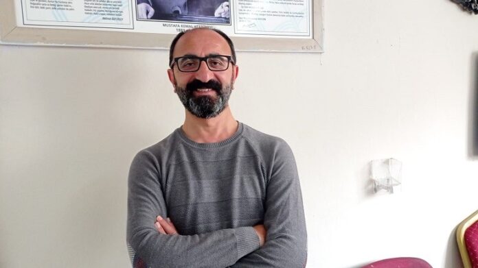 ÖZEL HABER | Hakkında “PKK üyeliği” ve “terör propagandası” suçlarından dava açılan Kürtçe aktivisti, öğretmen Hüdai Morsümbül:

💬“İddianamede, rt ettiğim videodaki Kürtçe konuşmanın çevirisi ‘Fikrimiz, felsefemiz ve ahlakımız Kürt devleti kurmaktır’ diye çevrilmiş.

Ancak