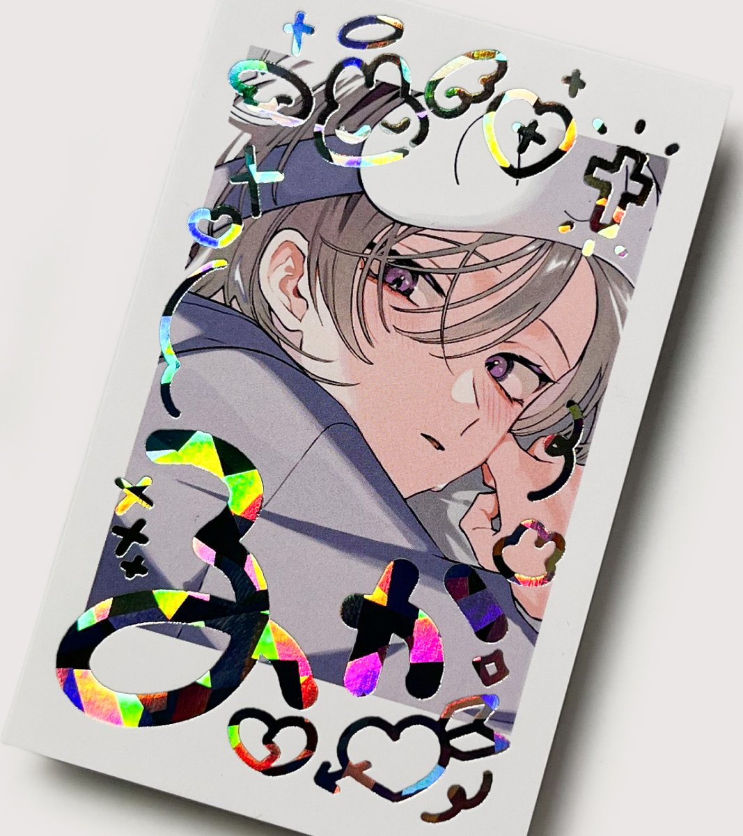 【印刷実例┊変形名刺サイズ印刷】
インスタントフォト風のデザインに、ホログラム箔の手書き風サインがキラッと光る素敵な作品です。

用紙┊マットポスト 220kg
印刷┊カラー
箔押し┊ホログラムシルバー箔（アイス）
詳細┊prinpa.net/print/case/422…