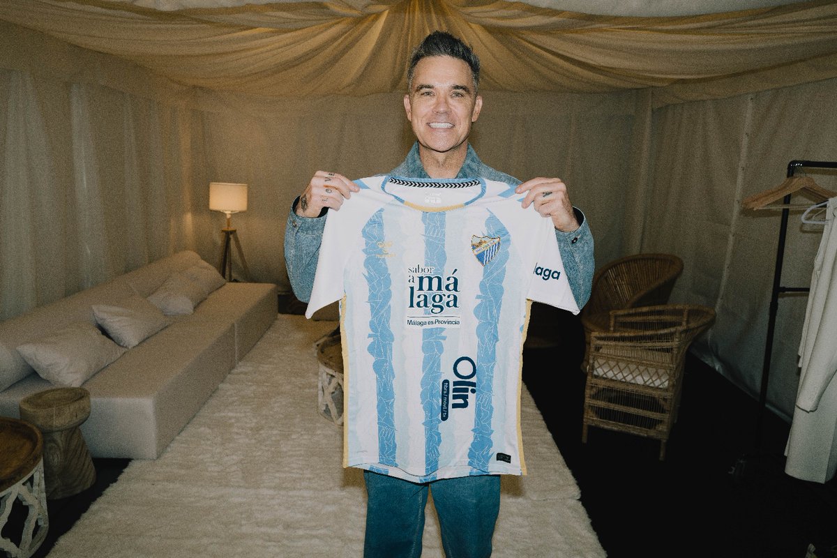 🤩 Sí, es el genial 𝐑𝐨𝐛𝐛𝐢𝐞 𝐖𝐢𝐥𝐥𝐢𝐚𝐦𝐬...

¡Qué bien le queda la blanquiazul! 🎸👕