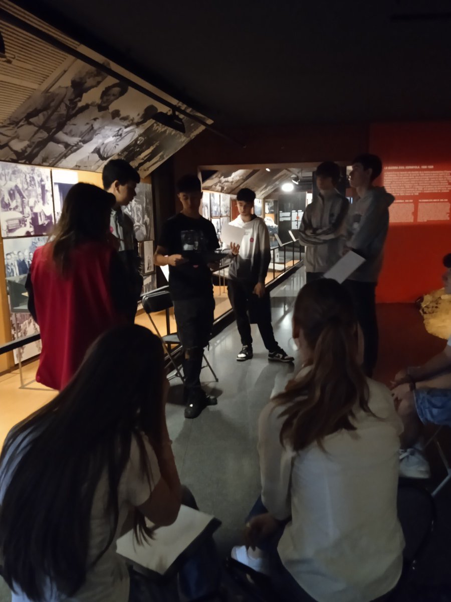 Institut La Sagrera- Sant Andreu (@inslasagrera) on Twitter photo Dimecres 9 d'abril, l'alumnat de 2n de batxillerat va fer un itinerari pels escenaris, moments, objectes i documents que formen part del període històric (XIX i XX) tractat dins la matèria d'Història de Batxillerat. Ha estat una experiència molt enriquidora!! Dimecres 9 d'abril, l'alumnat de 2n de batxillerat va fer un itinerari pels escenaris, moments, objectes i documents que formen part del període històric (XIX i XX) tractat dins la matèria d'Història de Batxillerat. Ha estat una experiència molt enriquidora!!