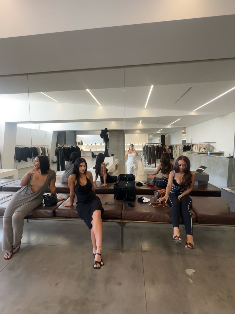 Naomi Sharon tweet media