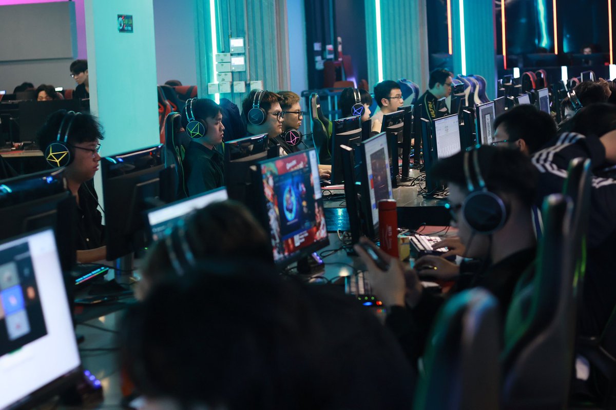 VersalStudios's tweet photo. On April 12th, 2025, Versal Esports successfully hosted the APAC Qualifier for TeamFight Tactics 🌍 — aiming to identify Vietnam’s top contenders for the global stage 🇻🇳. 

Take a closer look at the highlights from this high-stakes event 📸✨
#VERSAL #VERSALSTUDIOS #VERSALESPORTS #TFT #esports