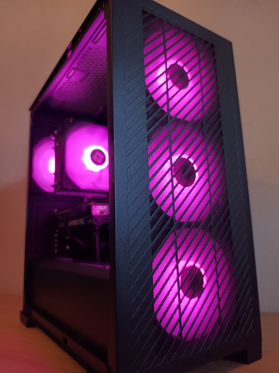StellaPCs_nl's tweet photo. Twee verschillende RGB kleuren, iets voor jou? #rgb #PCGaming #pcbuild https://t.co/FjiQT3p5QJ