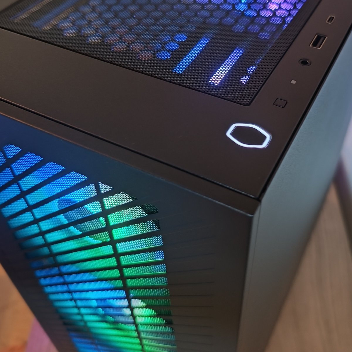 StellaPCs_nl's tweet photo. Twee verschillende RGB kleuren, iets voor jou? #rgb #PCGaming #pcbuild https://t.co/FjiQT3p5QJ