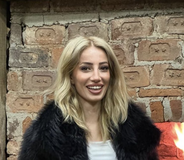 fatmkyzz's tweet photo. Sinem benim kuzenim. Sinem’in neşesi, hayat enerjisi çok başkaydı yaşamayı çok severdi. Caninin biri onu bizden aldı. Katili ise hala dışarda. KATİLİN İSMİ VE FOTOĞRAFI BİZDEN GİZLENİYOR. Sinem’in sesi olun. Katil bulunsun istiyoruz. #SinemÇeşim #SinemÇeşimİçinAdalet #sinemcesim https://t.co/ujZADutkEJ