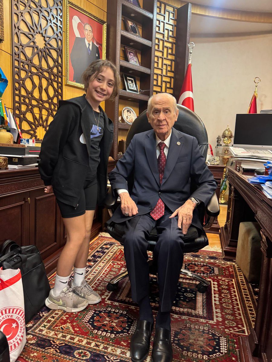 zuhal_karakoc's tweet photo. Sevgili çocuklar, Müjde!

Kızım Ahen Dora, 1.likle tamamladığı 23 Nisan TBMM Kupası Tenis Turnuvası final maçının ardından Devlet Dedesinin elini öpmeye gittiğinde hepinizin muzdarip olduğu bir sorunu “Yaparsa Liderimiz yapar!” diyerek Devlet Dedesine arz etti. 😊 

Roblox oyun ve oyun geliştirme platformunun çocuklar için sosyalleşme, yabancı dillerini geliştirme, oyunlarda strateji üretmelerine imkan sağlayan ve bu sayede zeka gelişimlerini olumlu yönde etkileyen özelliklerinden bahsederek Roblox’u tamamen kapatmanın bir çözüm olmadığını; yaş sınırı ve zararlı kısımlara erişim engeli getirilerek yeniden açılabileceğini anlattı. Sayın Genel Başkanımız, yakinen ilgilenerek “Bu konuyu gündemimize alalım o halde” dedi. 💐

Gelecek seçimler için değil, gelecek nesiller için ve nesillerimizle birlikte çalışmaya devam ediyoruz 🇹🇷🇹🇷🇹🇷

#roblox