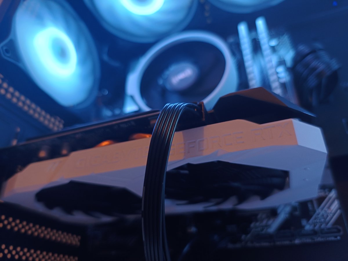 StellaPCs_nl's tweet photo. Custom wit geverfde GPU? Geen probleem! #custompc #PCGaming #pcbuild https://t.co/THfBfw2KFM
