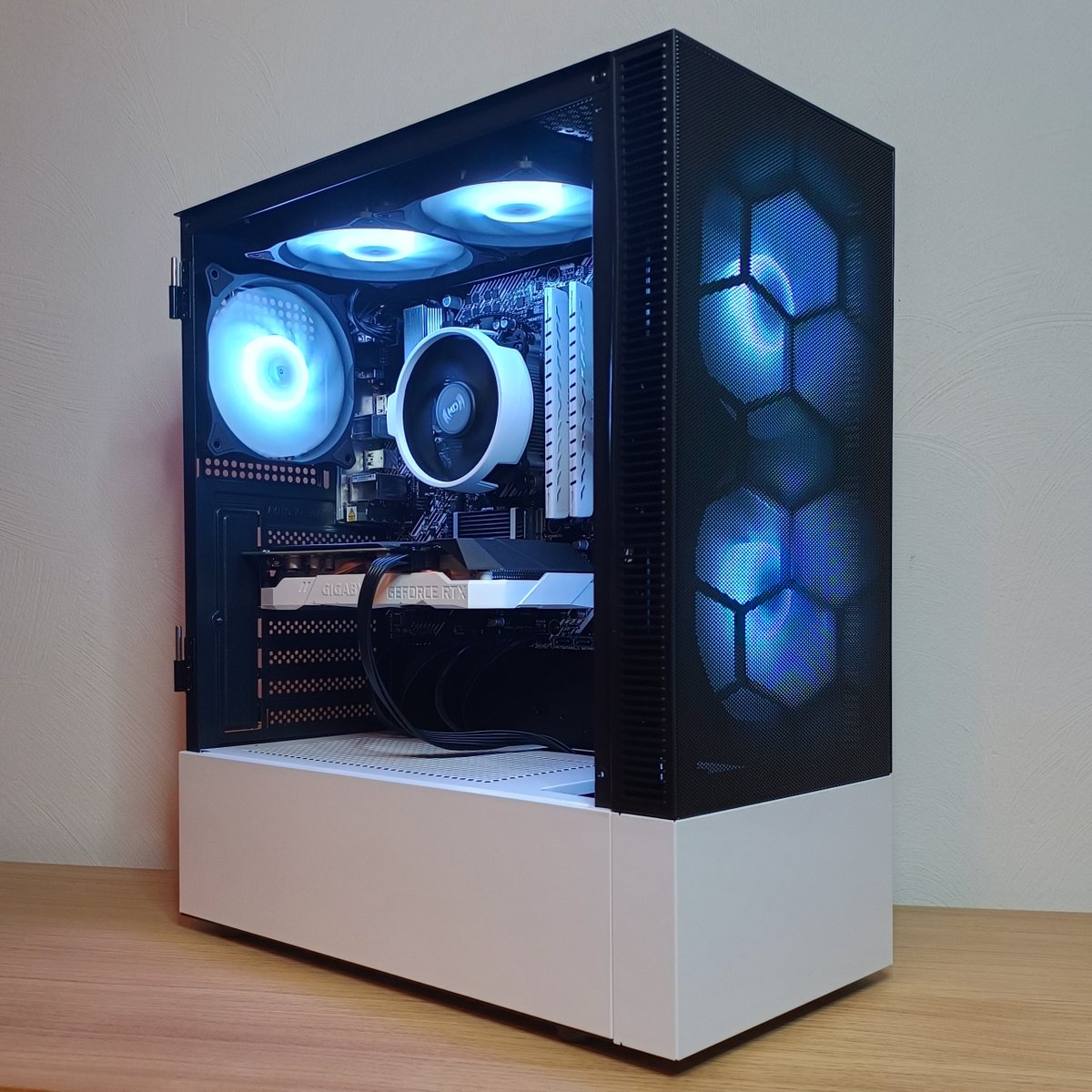 StellaPCs_nl's tweet photo. Custom wit geverfde GPU? Geen probleem! #custompc #PCGaming #pcbuild https://t.co/THfBfw2KFM
