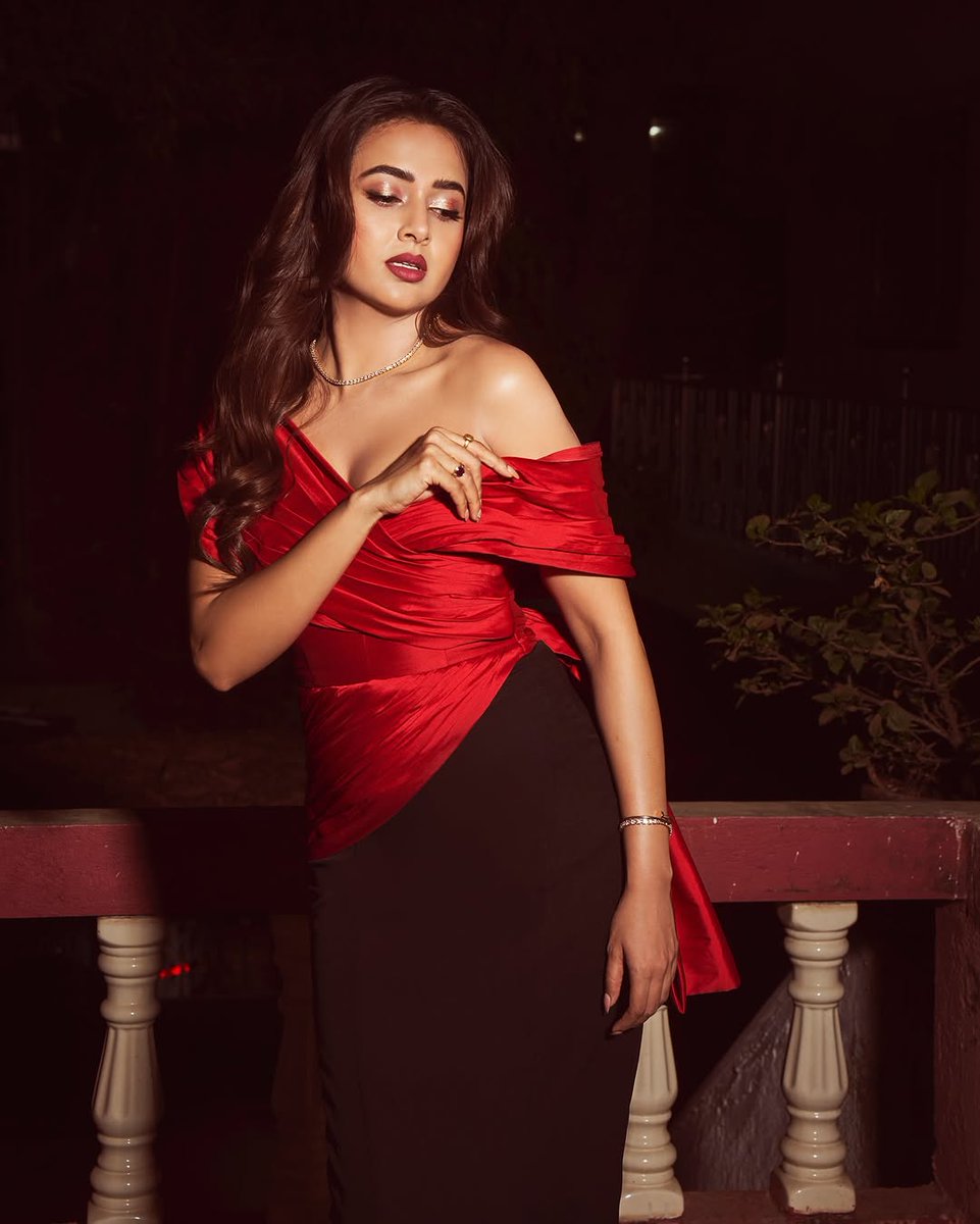 mid_day's tweet photo. Tejasswi Prakash slays in this breathtaking outfit    

#tejasswiprakash #tejran #beauty #glamour #celebrity #tejatroops #entertainment https://t.co/izmdTxR10G