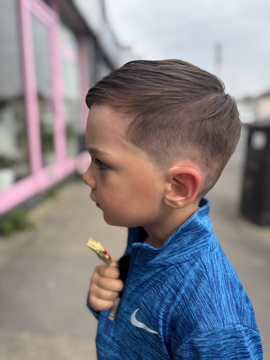 mikeygreen68's tweet photo. Haircut time for Tommy with Barri today ๐โ๏ธ๐ฟ long over due !! Before and after #HandsomeBoy ๐ @lazaroubrothers #Birchgrove #Cardiff #KeepingItLocal https://t.co/8R0m5uKJxm