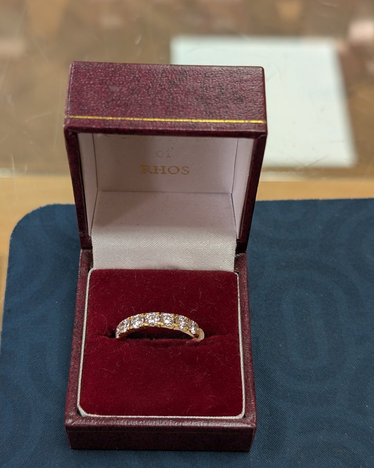 BeardsallsJ's tweet photo. @__x Easter Sparkle Alert! ✨💍
Beautiful pre-owned diamond rings waiting to be loved again!
We're a husband and wife team, proud to have family business Beardsalls Jewellers in Rhos-on-Sea for 110 years 🐣 
Pop in this Easter- you might just find the one!
#eastersparkle https://t.co/AnNuUwIYne