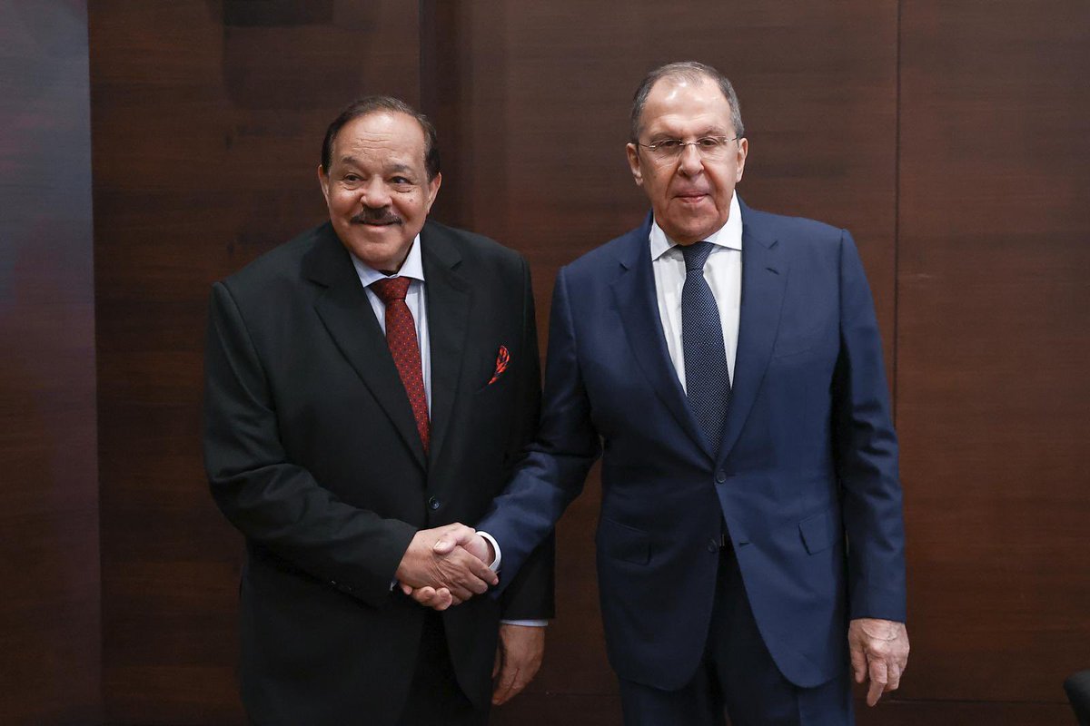 modghazali's tweet photo. وزير الخارجية يجري مباحثات ثنائية مع نظيره الروسي على هامش أعمال منتدى أنطاليا الدبلوماسي

التقى معالي وزير الخارجية السوداني، السيد علي يوسف، بنظيره الروسي السيد سيرجي لافروف، وذلك على هامش أعمال منتدى أنطاليا الدبلوماسي، حيث عبّر معاليه في مستهل اللقاء عن شكره لنظيره الروسي على هذه المبادرة، مشيراً إلى اللقاء المثمر الذي جمعهما مؤخراً في العاصمة الروسية موسكو.

وقدّم معالي الوزير علي يوسف خلال اللقاء تنويراً مفصلاً حول تطورات الأوضاع في السودان، مستعرضاً الانتصارات الميدانية التي حققتها القوات المسلحة السودانية مؤخراً، وعلى رأسها استعادة السيطرة على العاصمة الخرطوم، مشدداً على التزام الحكومة السودانية بإعادة الأمن والاستقرار إلى كافة أرجاء البلاد.

كما أكد الوزير السوداني على عمق وقوة العلاقات الثنائية بين السودان وروسيا، مشيداً بالتعاون القائم والتنسيق المستمر بين البلدين. وأشار في هذا السياق إلى الترتيبات الجارية لعقد اجتماعات اللجنة الوزارية المشتركة بين البلدين، والمزمع انعقادها في مدينة بورتسودان نهاية الشهر الجاري.

من جانبه، جدد وزير الخارجية الروسي سيرجي لافروف موقف بلاده الثابت والداعم للسودان، مؤكداً على التزام روسيا بدعم شرعية الحكومة السودانية في المحافل الدولية، وخاصة في مجلس الأمن، مشيداً بمستوى التنسيق القائم بين الجانبين على الصعيدين السياسي والدبلوماسي.

وفي سياق متصل، أشار الوزير الروسي إلى المنح الدراسية التي تقدمها روسيا للطلاب السودانيين، مبدياً استعداد بلاده للنظر في إمكانية زيادتها مستقبلاً، إذا ما كانت هناك حاجة فعلية لذلك، في إطار دعمها المستمر لبناء القدرات في السودان وتعزيز التعاون في مجالات التعليم والتدريب.

وفي الختام، جدد الوزيران التأكيد على أهمية العلاقات المشتركة بين البلدين، وحرصهما على استمرار التنسيق والتشاور في مختلف القضايا الإقليمية والدولية.
