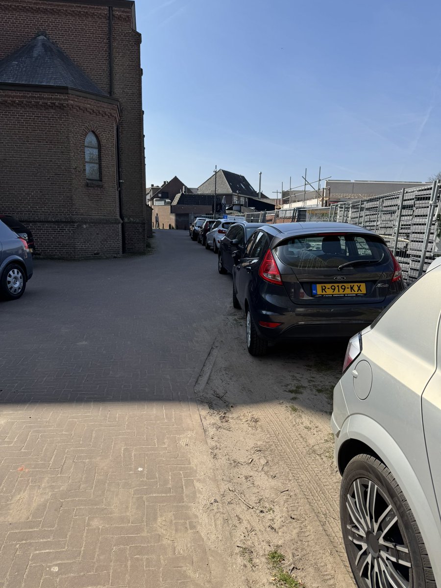 @gemeenteveldhoven <a href="/Zeelst/">Zeelst</a> Top als je naar het kerkhof in Zeelst wil gaan en je een Grafsteen in je auto wil leggen! Ideaal een “buurthuis “ om de hoek! Allemaal verkeerd geparkeerd!