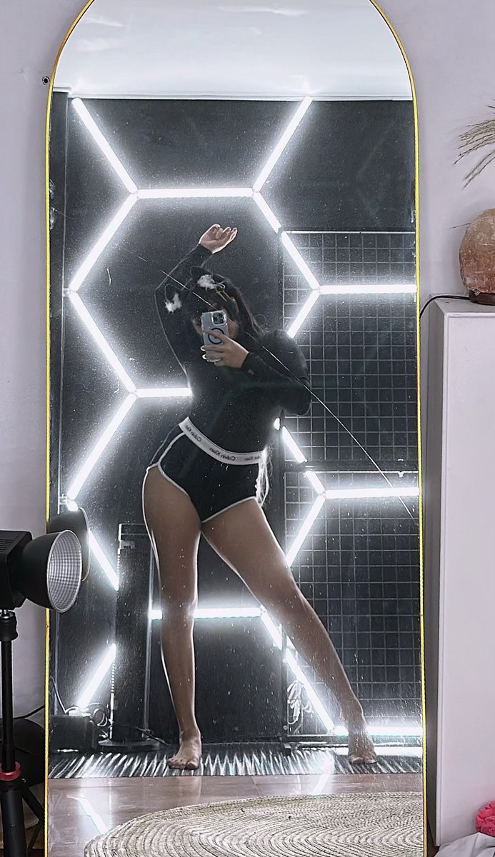 aisthethicc's tweet photo. bruh 

my thighs be giving today huh. https://t.co/fLdDSHrF5o