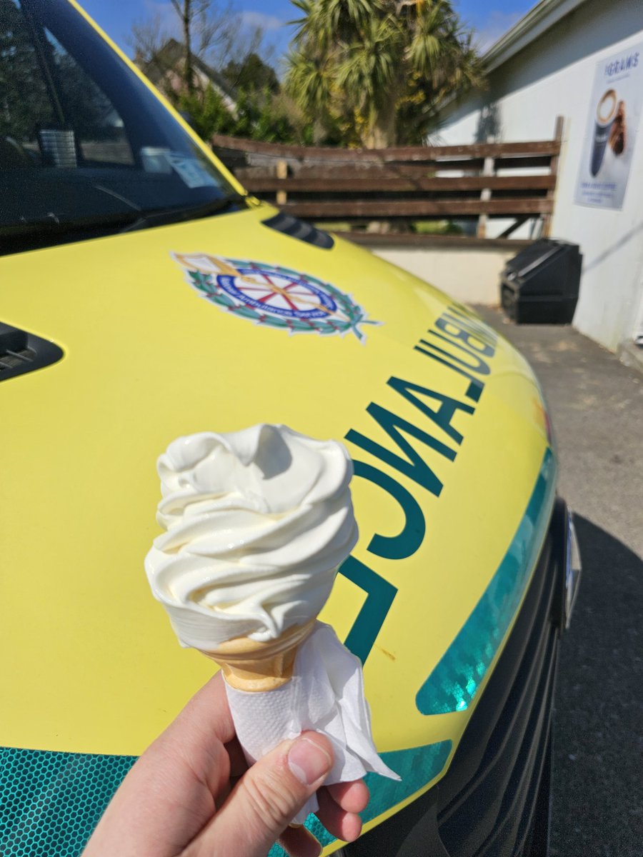 Nathanoconnor1O's tweet photo. Days in work like this aren't the worst. 
@AmbulanceNAS @Community_NAS https://t.co/lUhdzq1lTH