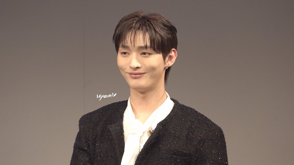[250329] 2025 Yoon Ji Sung Fan Meeting in Tokyo : Letter from Yooniverse 

🤍👀🖤

#윤지성 #YoonJisung
