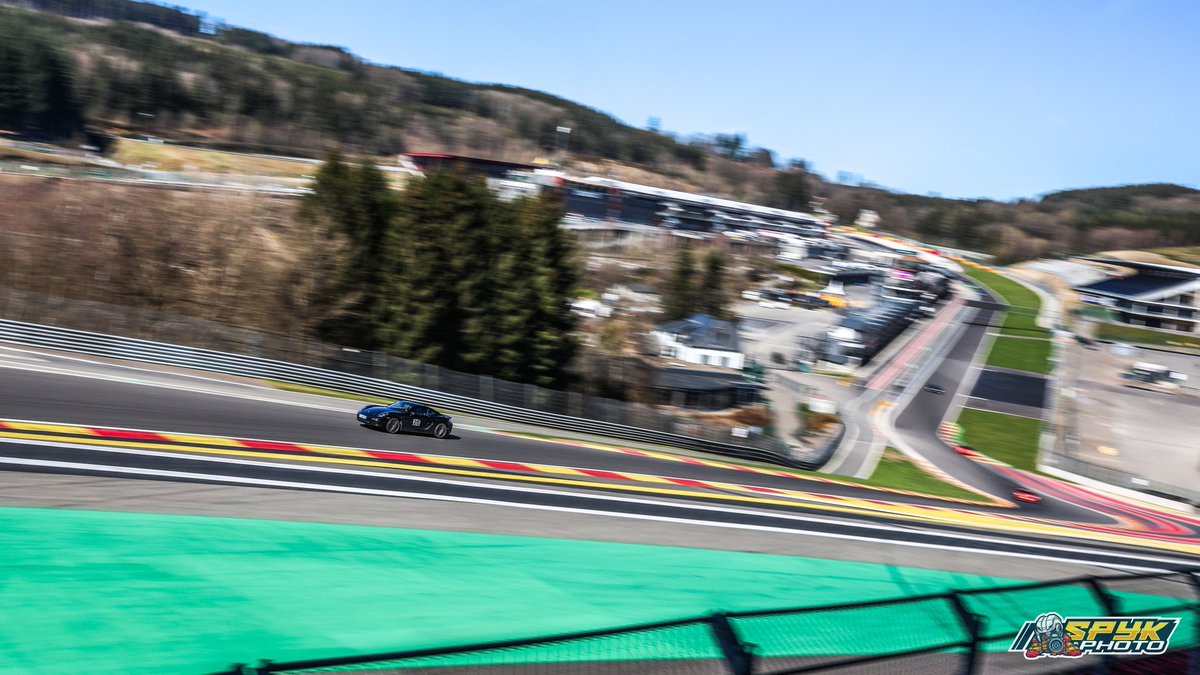 Julien_jbd's tweet photo. Bref j’ai conduit sur un des circuits les plus mythiques de Formule 1 🏎️

Tom et Martin les boss qui m’ont appris à conduire 

Record à 2.57.7 (j’avais oublié le mode sport) et petite frayeur sortie de piste à 150 🙃 https://t.co/98mpseYUV3