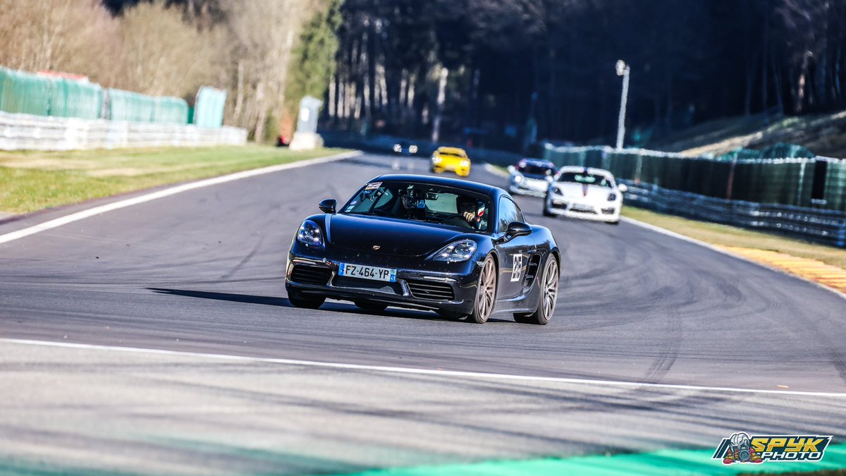 Julien_jbd's tweet photo. Bref j’ai conduit sur un des circuits les plus mythiques de Formule 1 🏎️

Tom et Martin les boss qui m’ont appris à conduire 

Record à 2.57.7 (j’avais oublié le mode sport) et petite frayeur sortie de piste à 150 🙃 https://t.co/98mpseYUV3