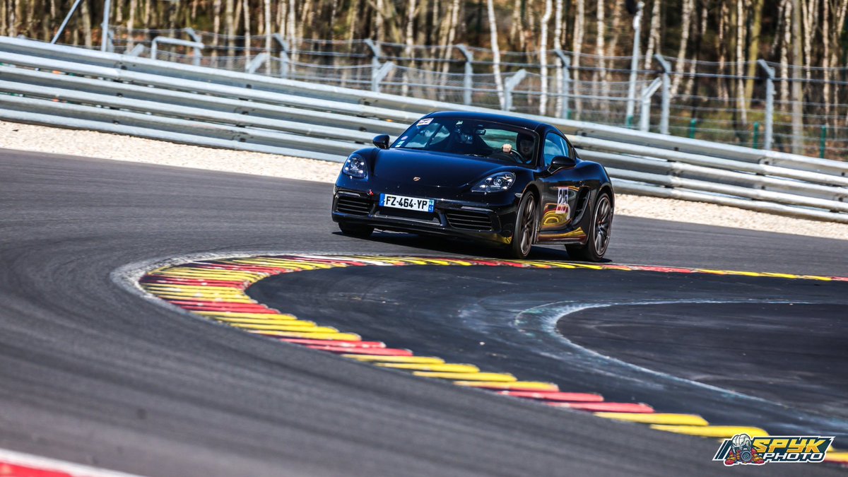 Julien_jbd's tweet photo. Bref j’ai conduit sur un des circuits les plus mythiques de Formule 1 🏎️

Tom et Martin les boss qui m’ont appris à conduire 

Record à 2.57.7 (j’avais oublié le mode sport) et petite frayeur sortie de piste à 150 🙃 https://t.co/98mpseYUV3