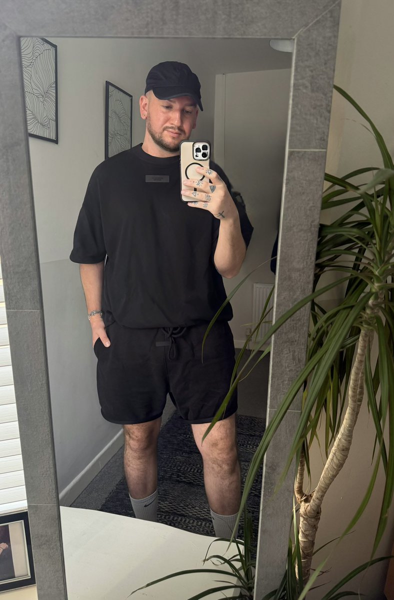 Happy saturday! Making the most of this weather before the drastic change next week..😎🧢☀️🤳

#SaturdayVibes