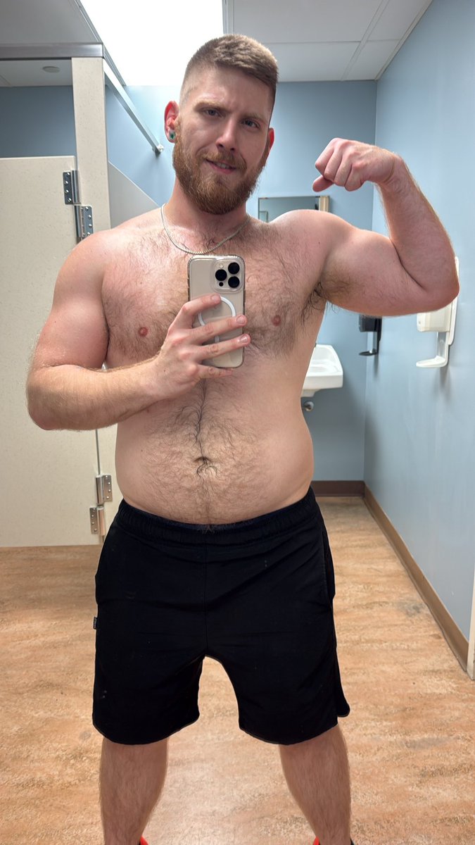 TopCuddlr's tweet image. Leaning out