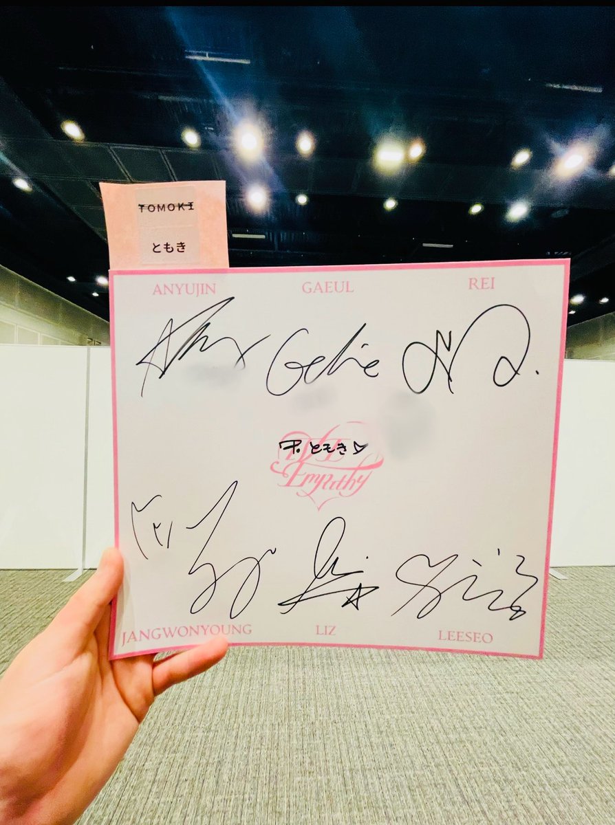 250329 IVE全員サイン会

🐶「いつも元気でいてね♡」
🐿️「愛してる❣️」
🐣「☂️♡」

特に秋ちゃんの翻訳して表示された時、想像の遥か上を行ってて、本当に今でも信じられない。

TikTokで随時レポあげますஐ🎀

#IVE
#アイヴ 
#아이브
#ANYUJIN 
#GAUEL
#REI
#ユジン
#ガウル
#レイ
#유진
#가을
#레이