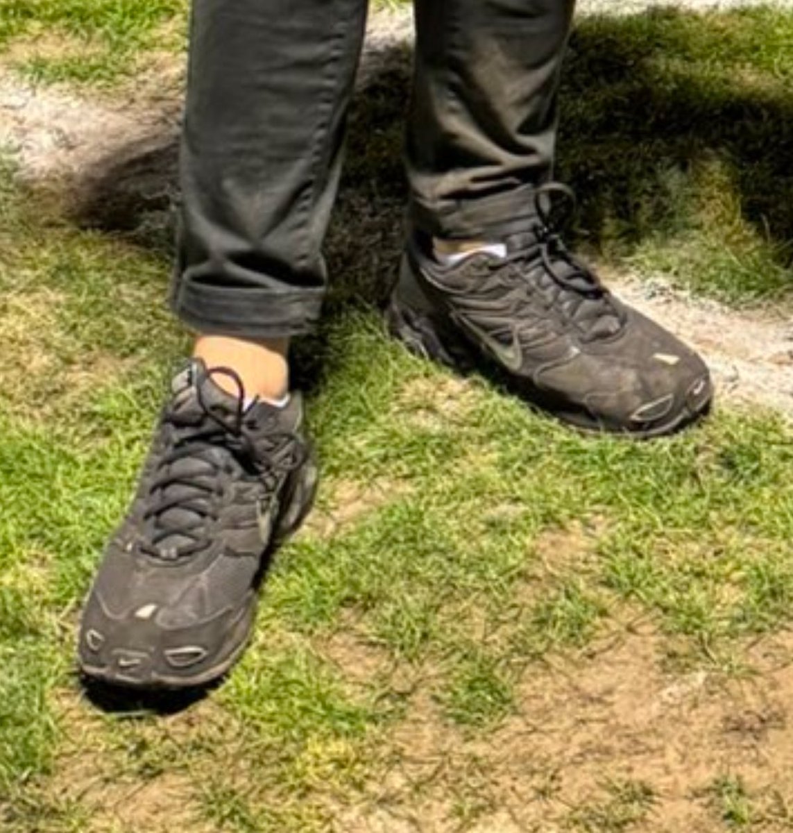 NS_1872's tweet photo. Mate you’ve got your trainers on the wrong feet hahaha https://t.co/4u9ASyYZzQ