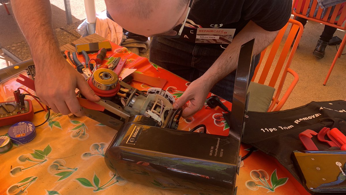 RepaircafeStgt's tweet photo. Reparaturliste ist lang… Küchenmaschine, Radio, Stehlampen, Eieruhr, Rührgerät, Rucksack, Staubsauger, Kakteenregal, … https://t.co/YmuxSsg9W1