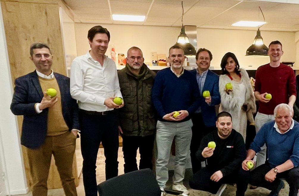 Het CDA Leiden op bezoek bij succesvol familiebedrijf Mabroek en Darna Textile! 

Goede gesprekken over lokaal ondernemerschap en de Leidse woningmarkt. 

Dank voor de uitgebreide gastvrijheid aan familie Abdales! 🙏🍏