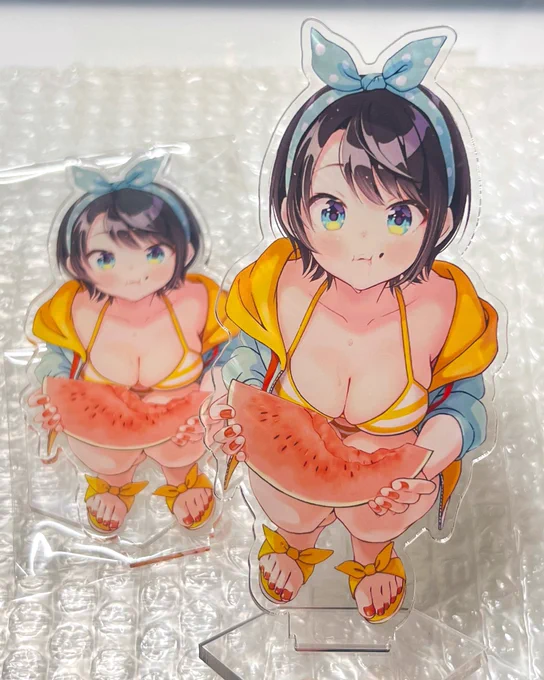 アクスタの試作が届きました!可愛い!!13cm、ちょっと欲張りすぎたかと思いましたが大きめにして正解でした。すごい満足感ホロクルに持っていく予定です。 
